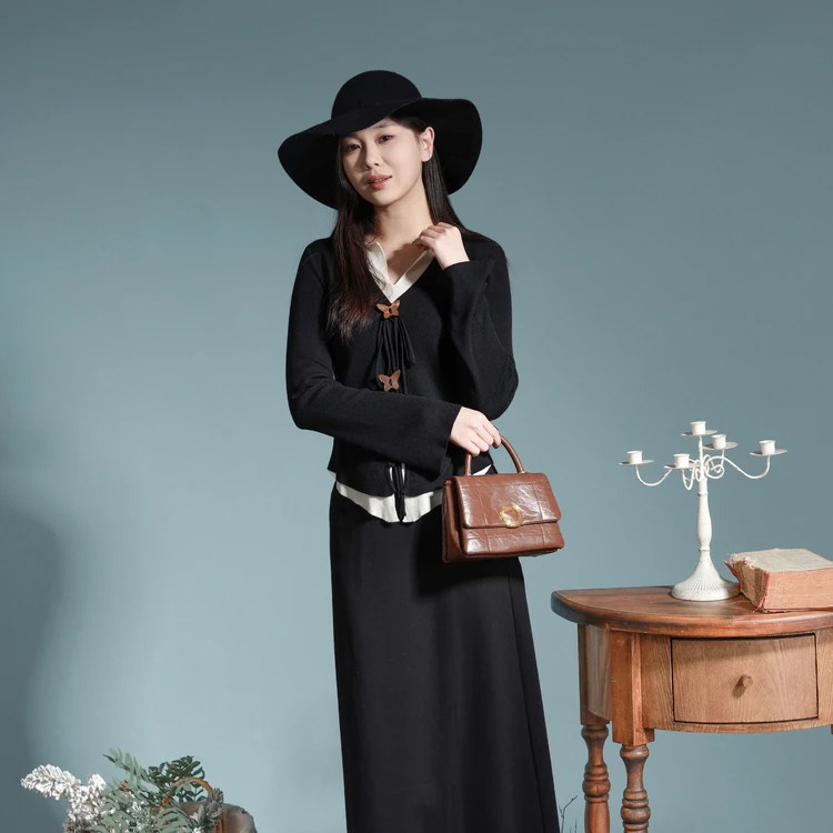 西町村屋气质假两件针织衫女装春季新款椰子蝴蝶扣小衫XXAA10119