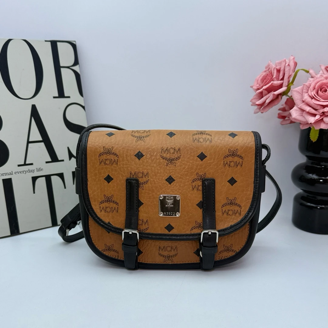 95新 MCM MCM xy 7199 干邑色邮差斜挎包22X17