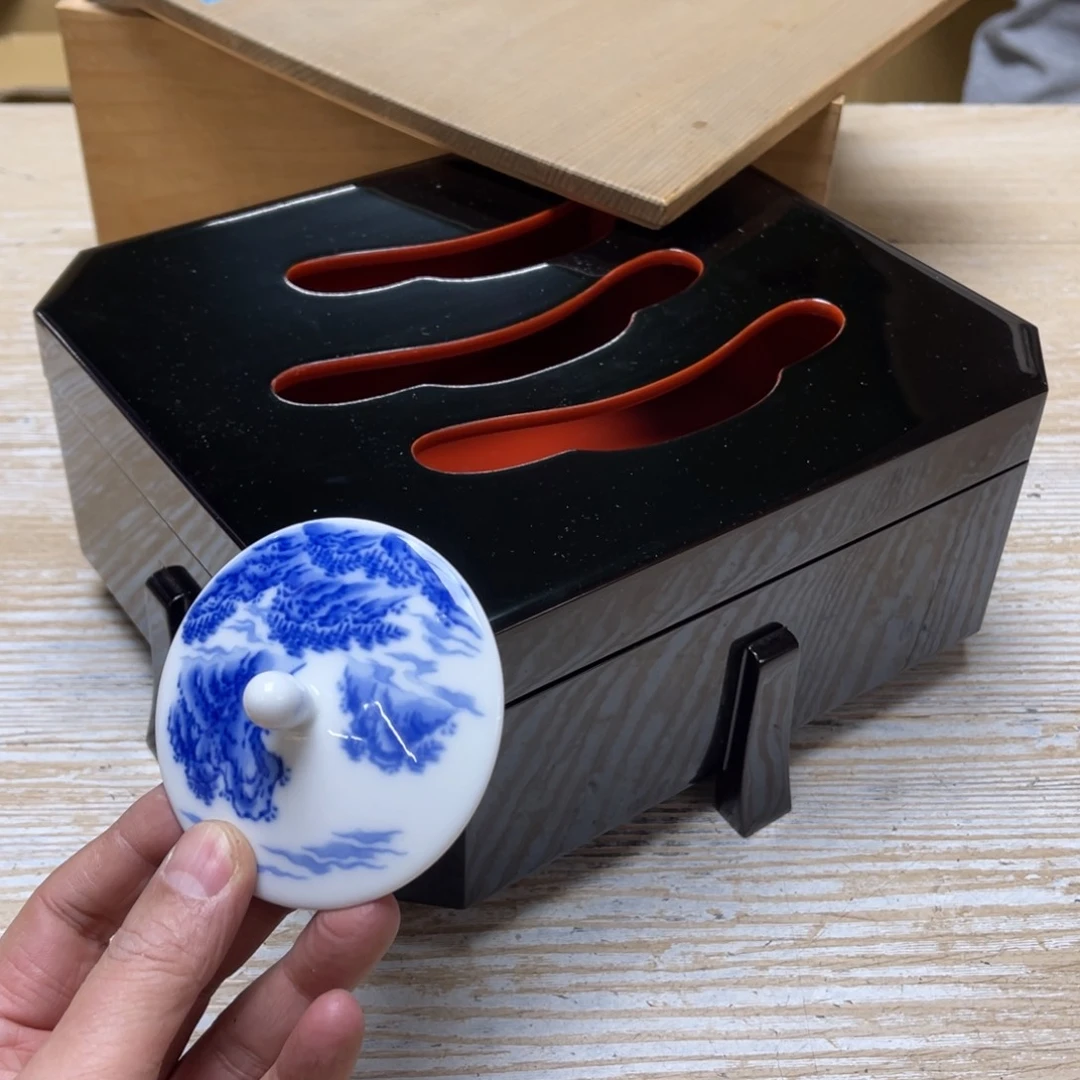 瓷片宇*密密麻麻地排列着一个