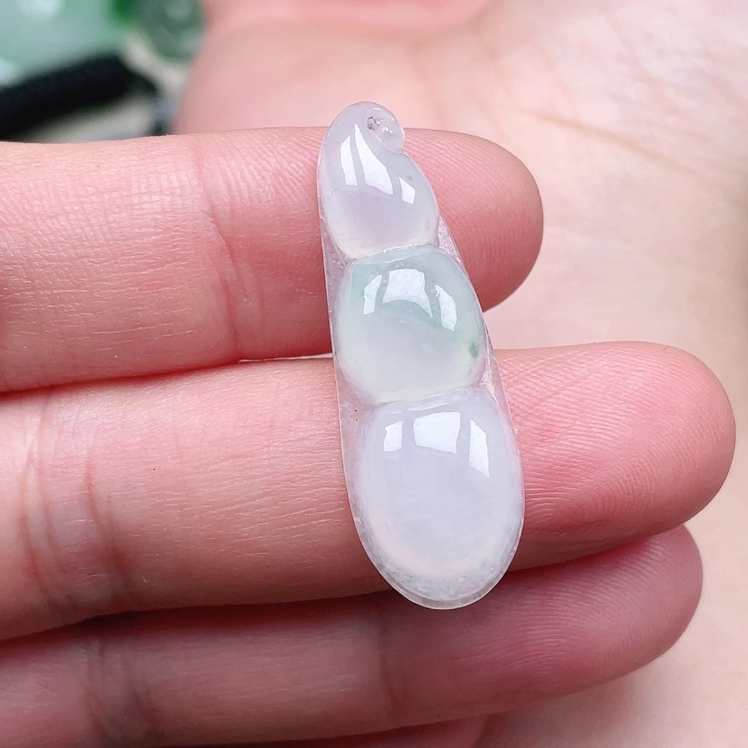 翡翠未镶嵌颈饰豆子