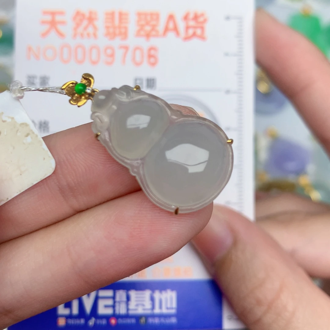 翡翠18K金镶嵌颈饰葫芦