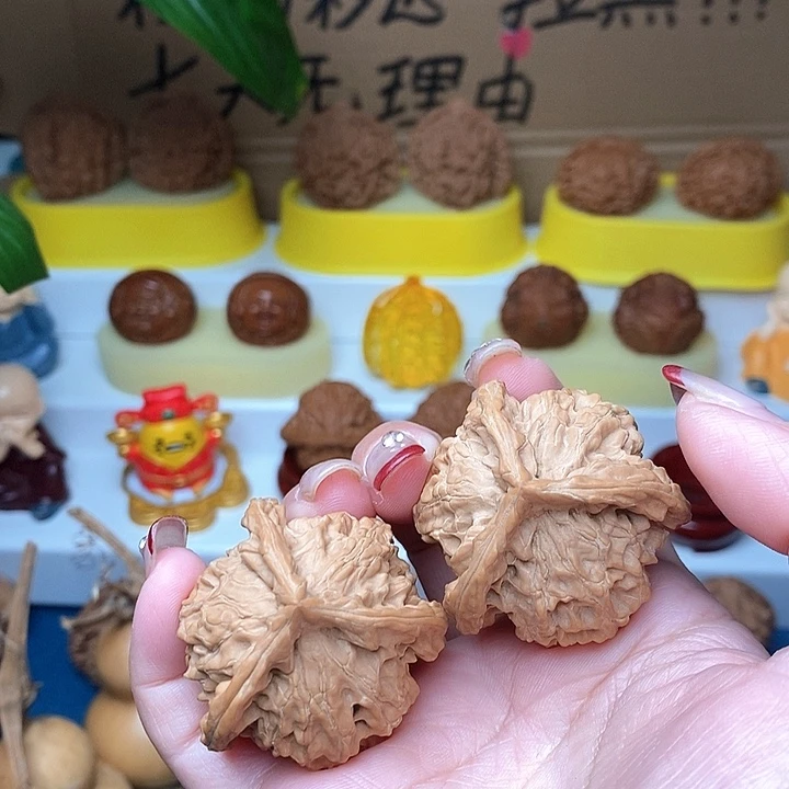 后***生文玩核桃吊坠盘山三棱