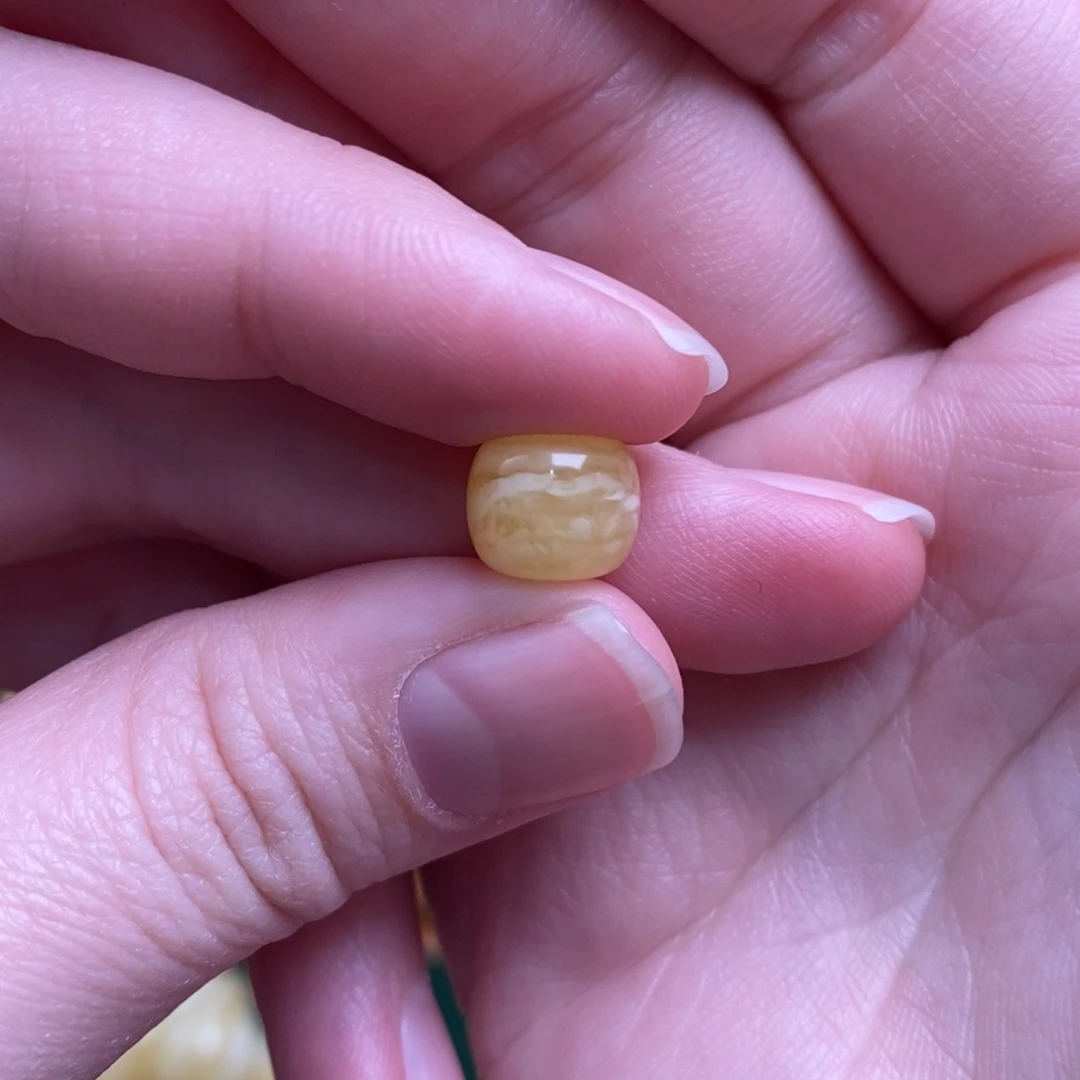 宇***哥蜜蜡未镶嵌珠宝奇石