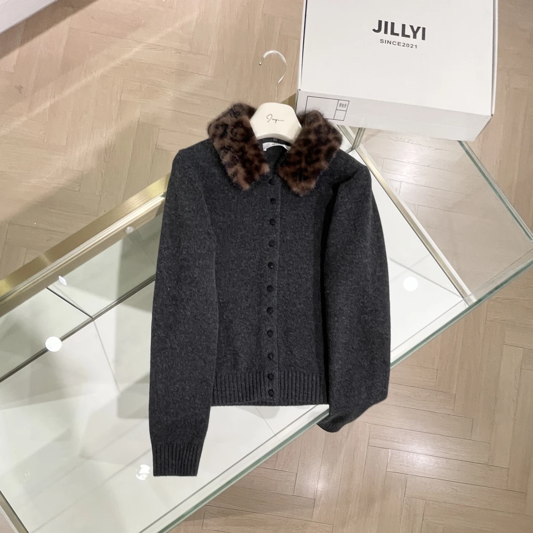 JILLYI珠海店【千金穿搭】深灰色保温领口时尚复古针织开衫