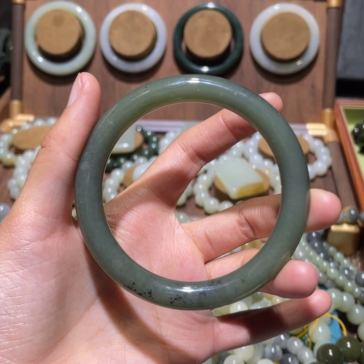 和田玉未镶嵌手镯