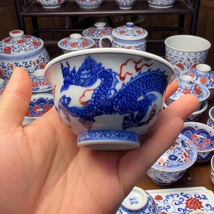 青花釉里红龙纹压手杯胎瑕疵