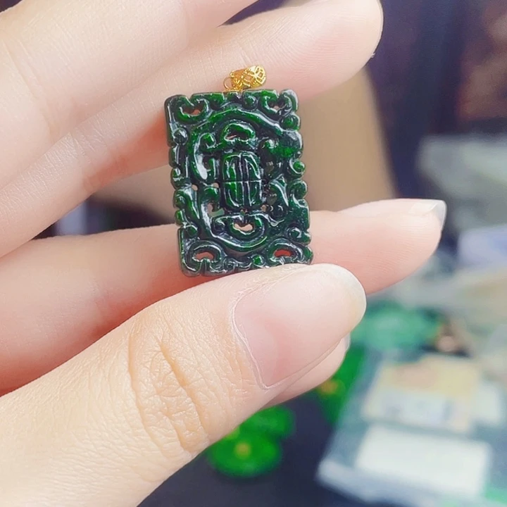 颈饰18K金镶嵌翡翠多样性