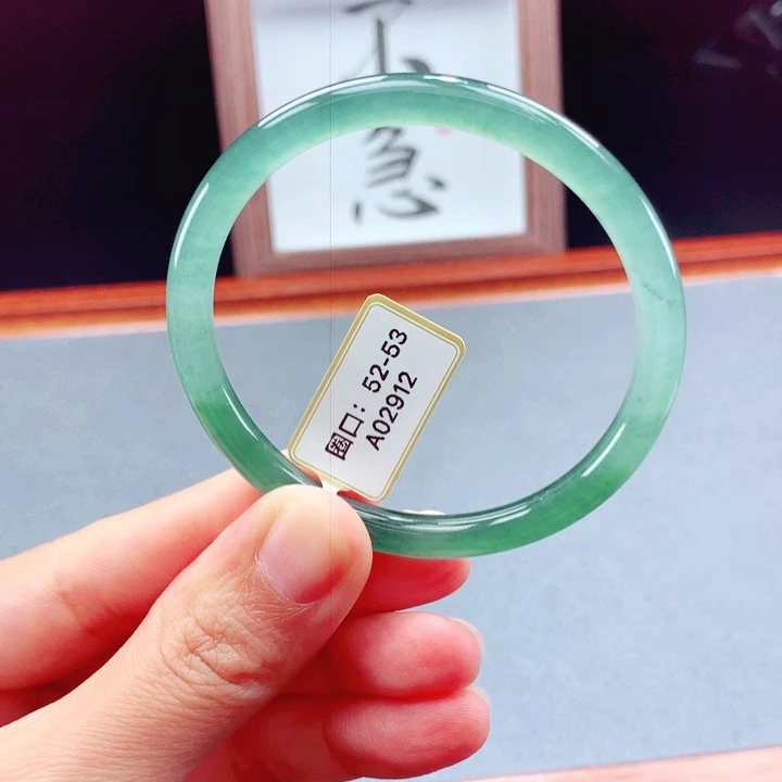 未镶嵌手镯翡翠圆镯
