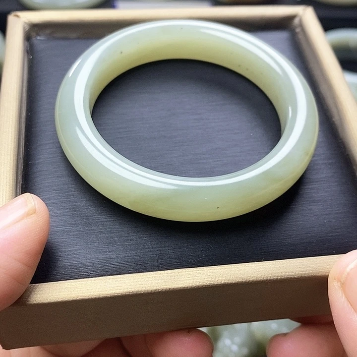 和田玉未镶嵌手镯