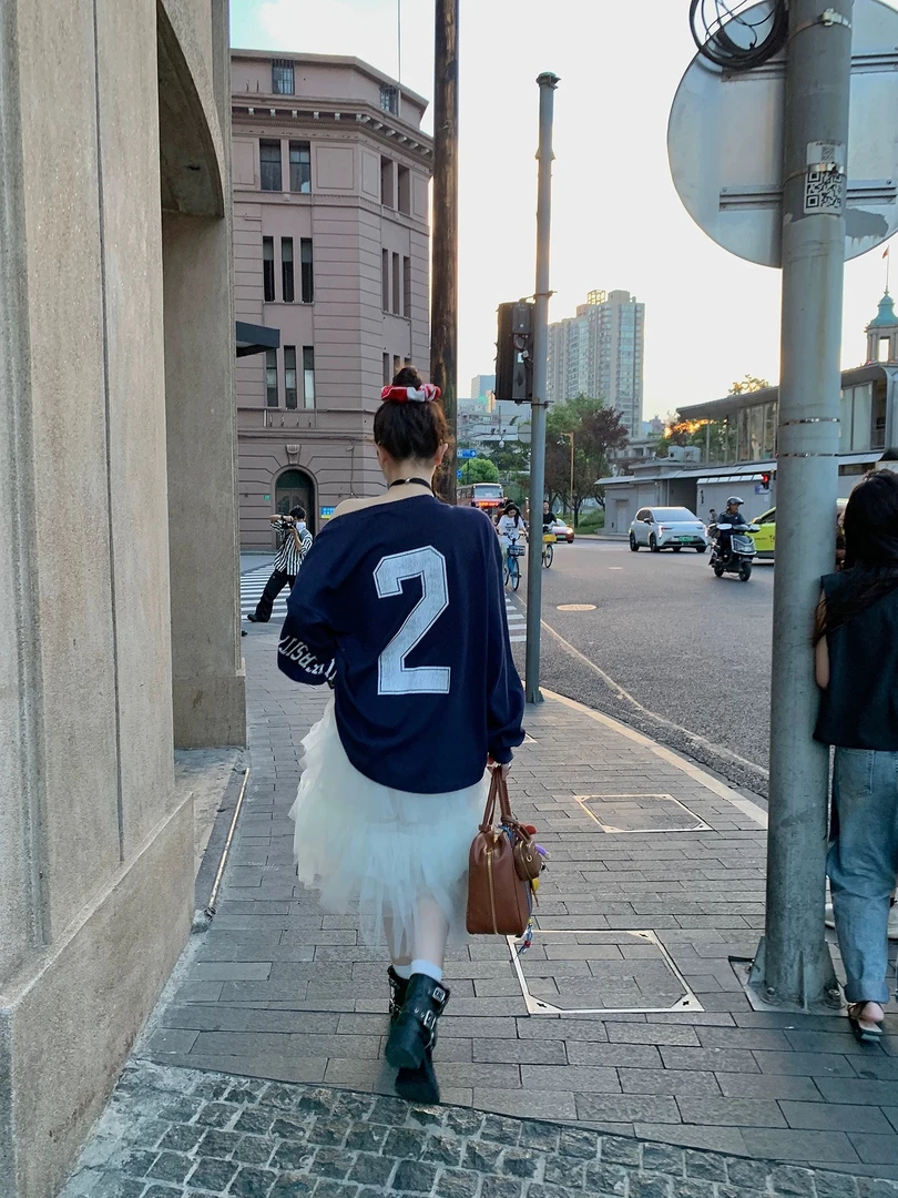 周美美  新复古运动球衣花苞领口字母印花长袖薄卫衣