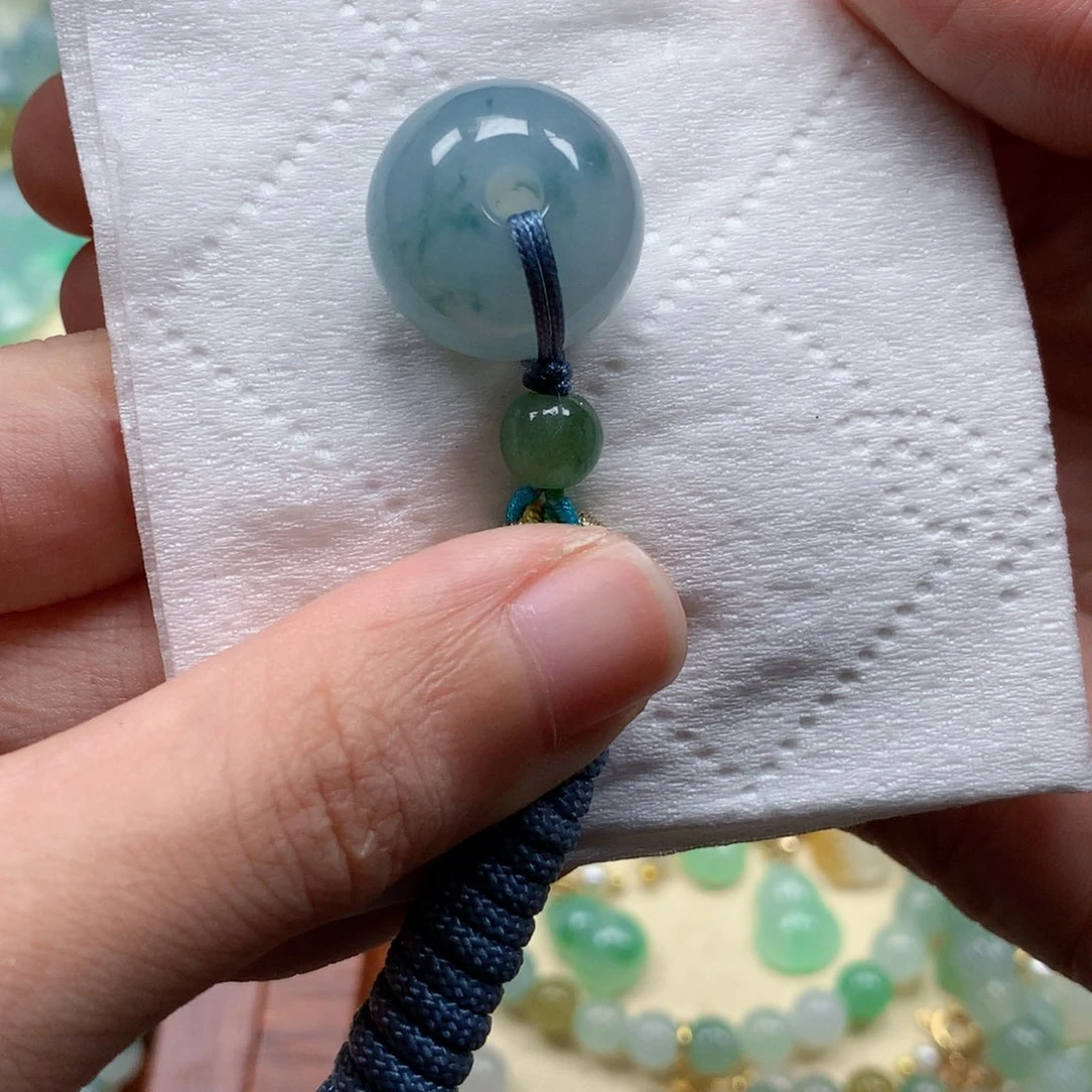 翡翠未镶嵌颈饰是