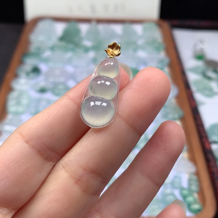 颈饰18K金镶嵌翡翠冰种福豆