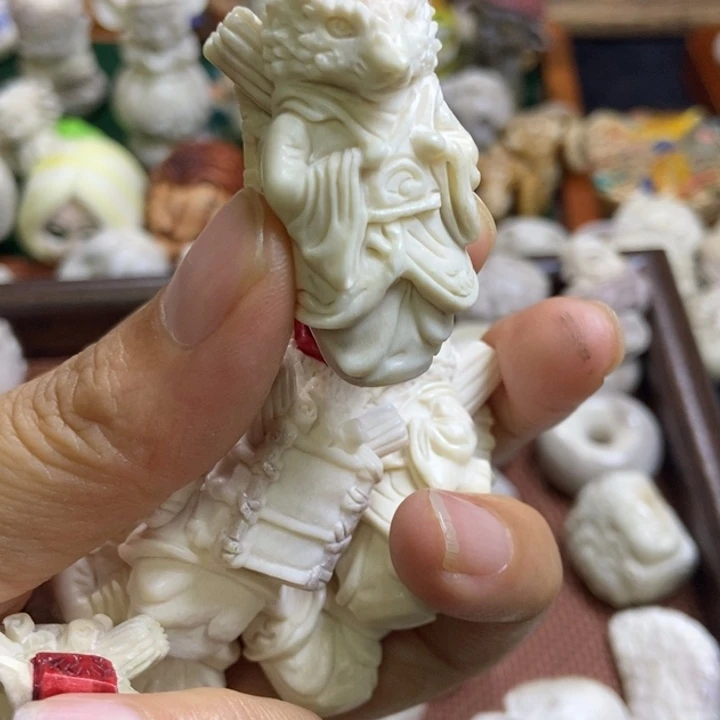 配饰鹿角雕刻一个出