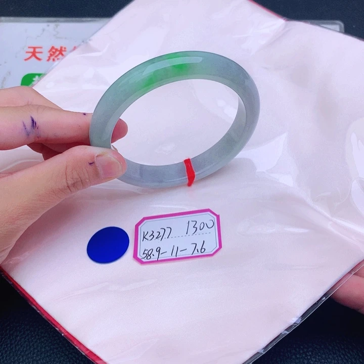 翡翠手镯未镶嵌翡翠