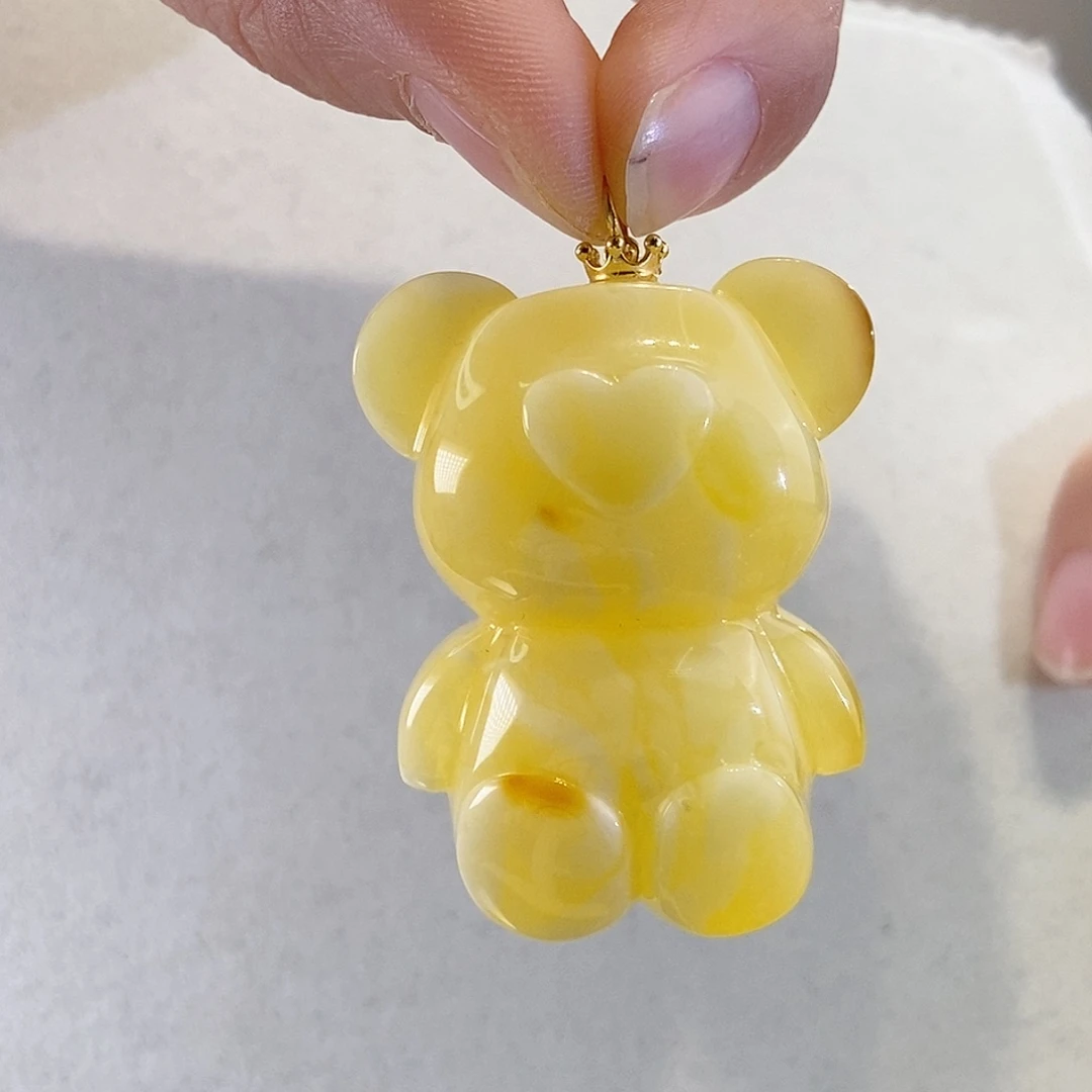18K金镶嵌颈饰蜜蜡皇冠小熊