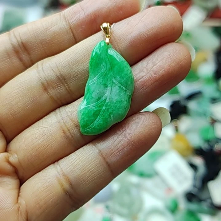 翡翠18K金镶嵌颈饰28