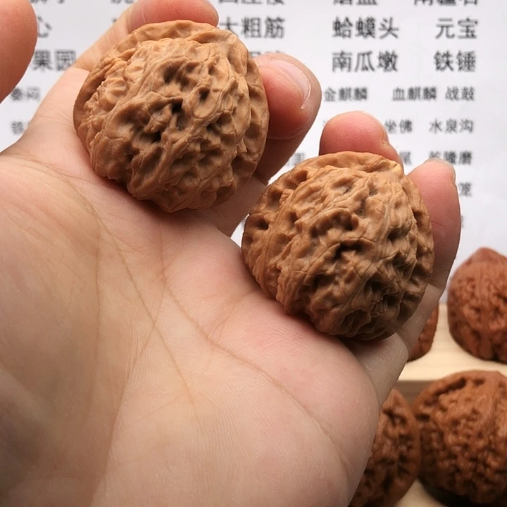 把件文玩核桃三角白，边37，尖有点黄