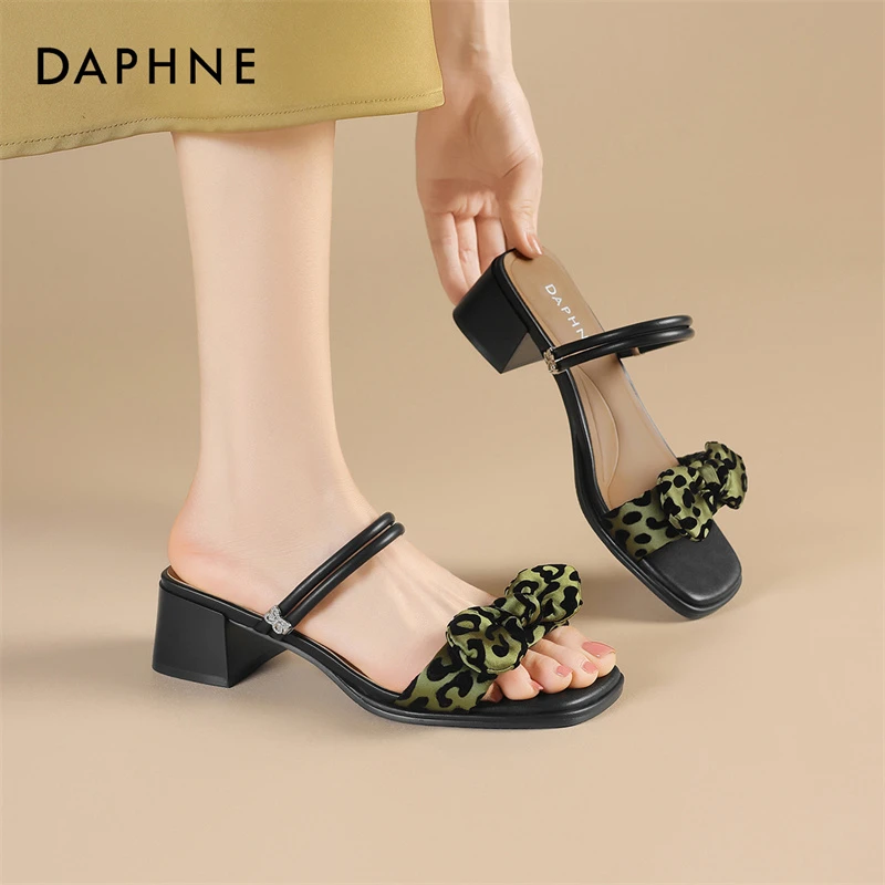 Daphne/达芙妮一字带凉鞋女夏两穿蝴蝶结方头粗跟高跟鞋时尚拖鞋