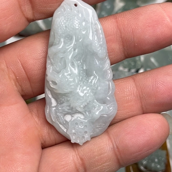 翡翠未镶嵌颈饰龙