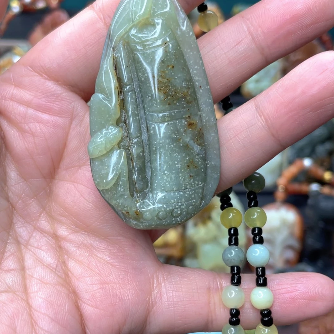 蛇纹石玉颈饰未镶嵌