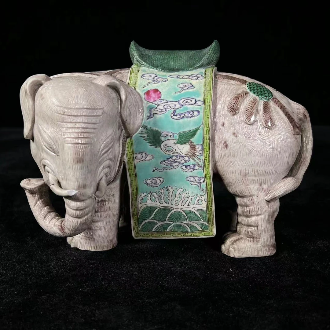 Lot16:  太平有象瓷塑L：22cm