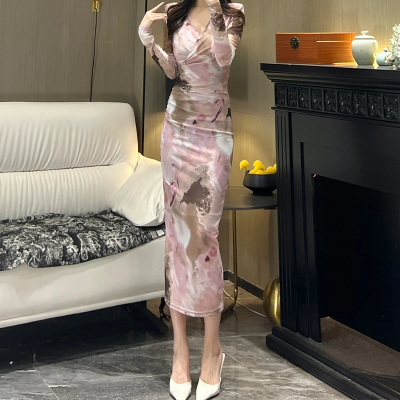 气质女人味轻奢V领长袖胭脂粉花显瘦包身修身时尚百搭连衣裙长款