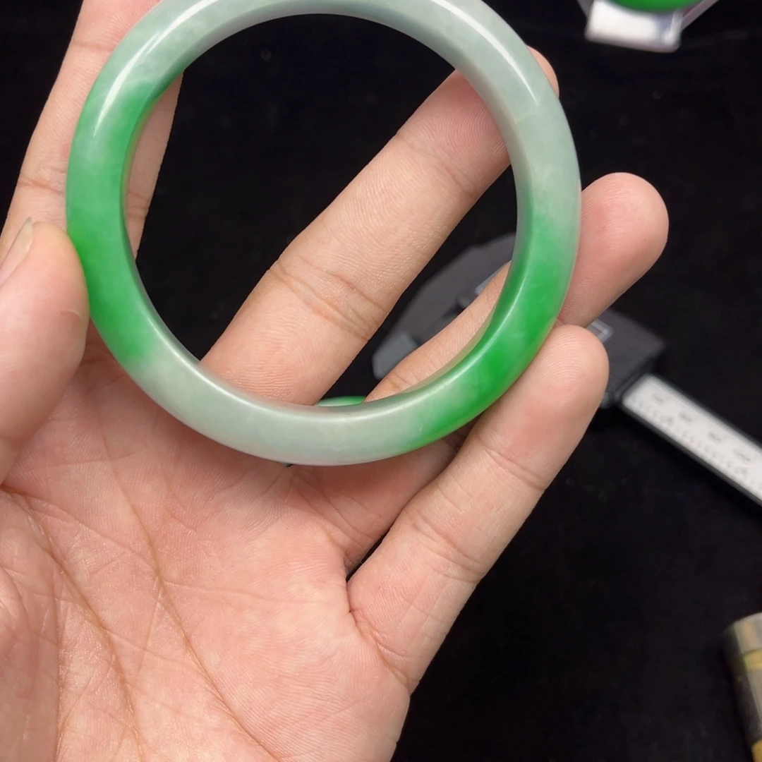 芳***阳翡翠未镶嵌手镯手镯