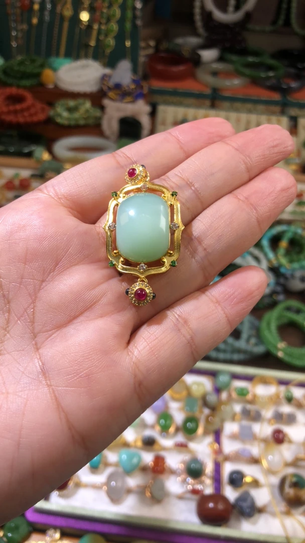 18K金镶嵌黑羊洞碧玉手牌吊坠多用款时尚复古中古