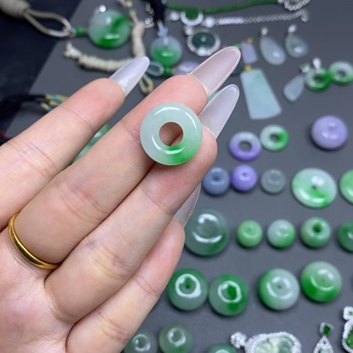 ?**绿甜甜圈吊坠