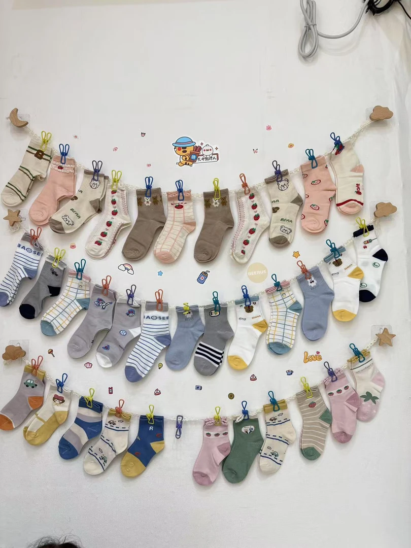 儿童袜子，款式多样，任选其一。