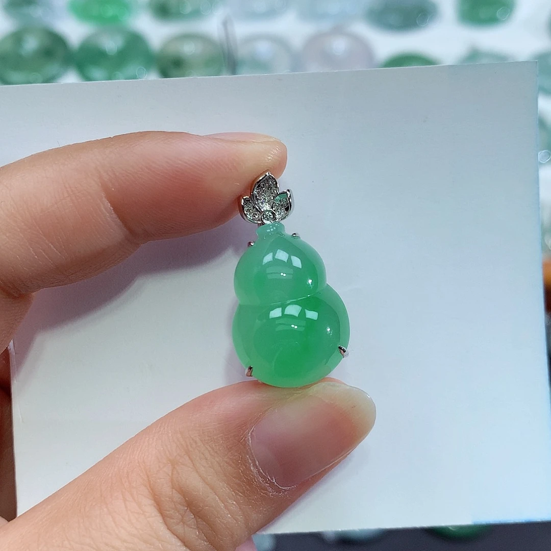 翡翠18K金镶嵌颈饰葫芦