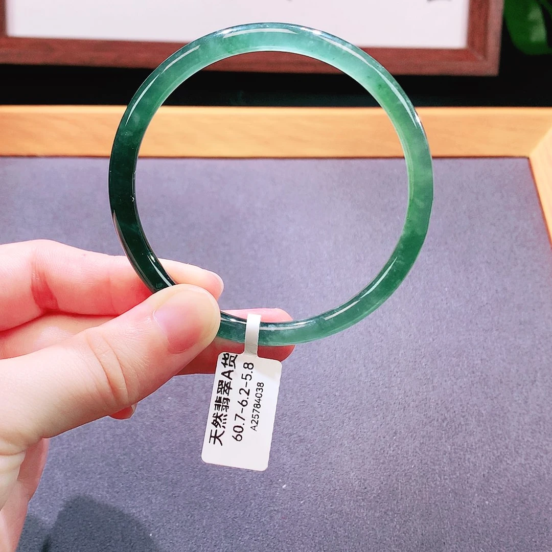 翡翠手镯未镶嵌天然翡翠