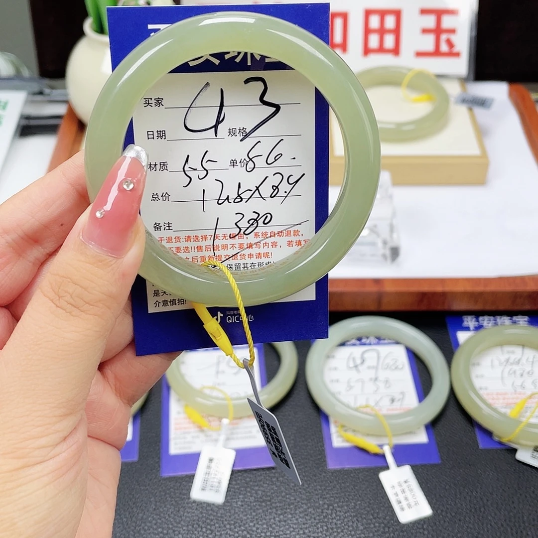 和田玉未镶嵌手镯