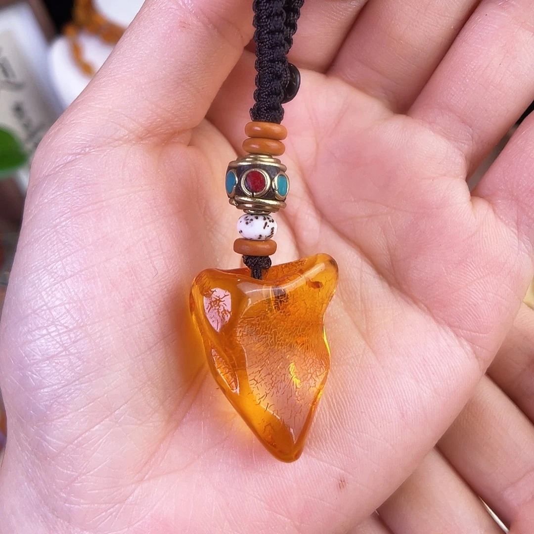 琥珀珠宝奇石未镶嵌。