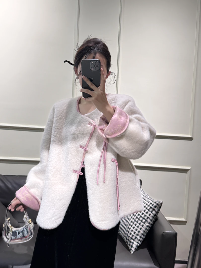复古风盘扣仿毛一体外套女秋冬季加厚保暖短款小香风上衣