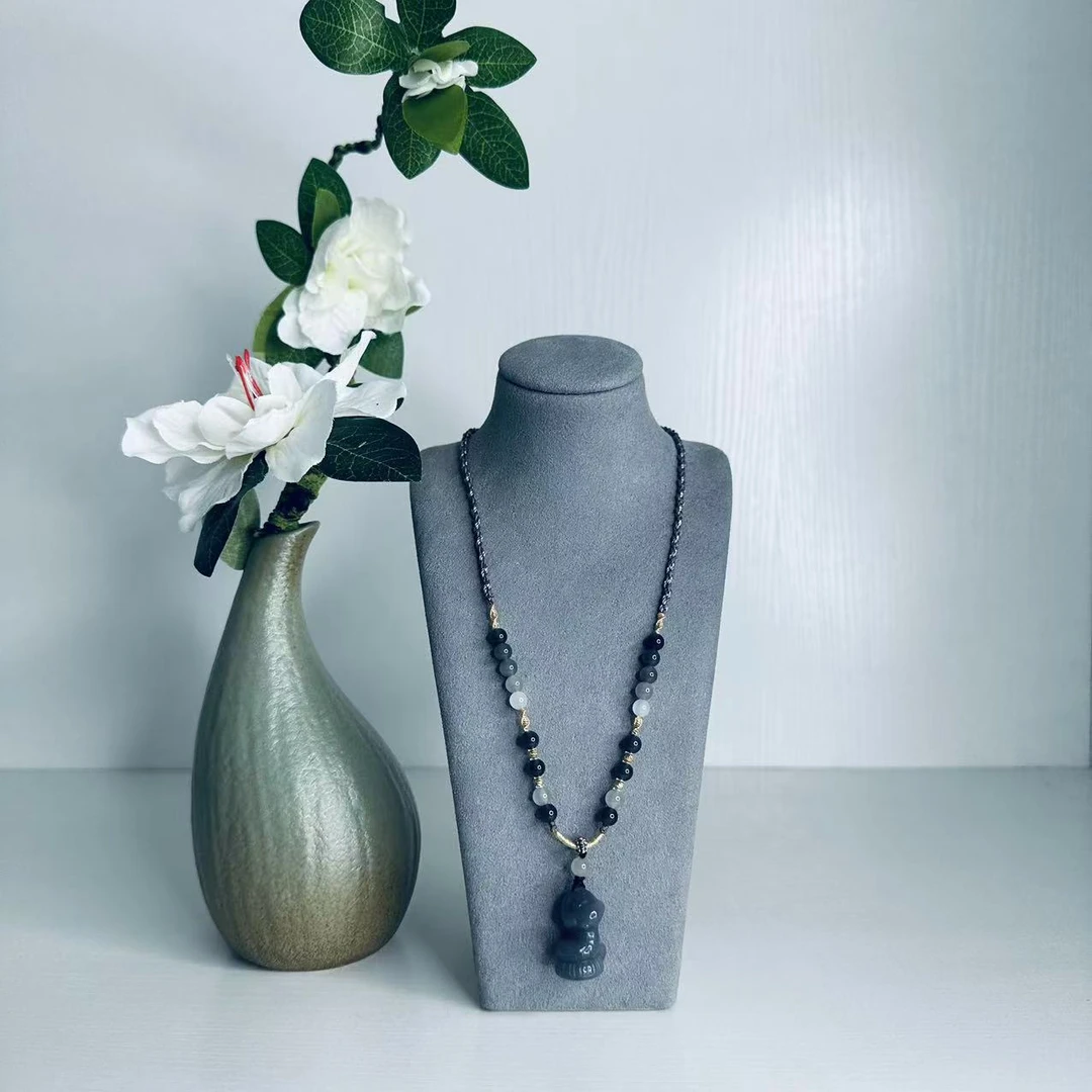 壹屿珠宝 1277 和田玉典藏可爱蛇颈饰