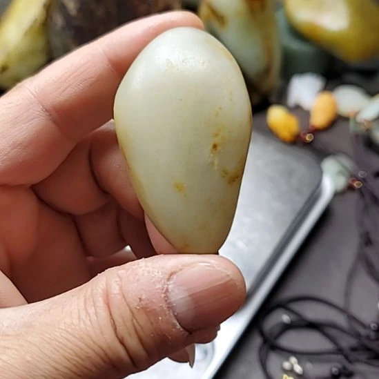 和田玉未镶嵌把件