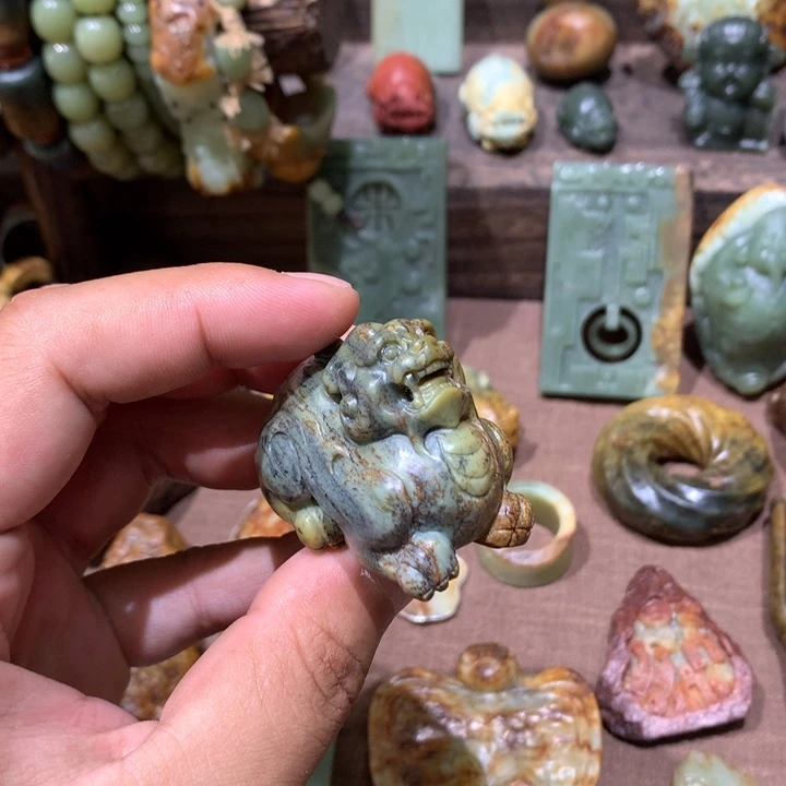 未镶嵌岫岩河磨玉（透闪石质玉）挂件
