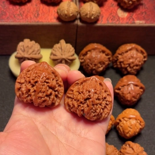 尼***采文玩核桃吊坠满天星