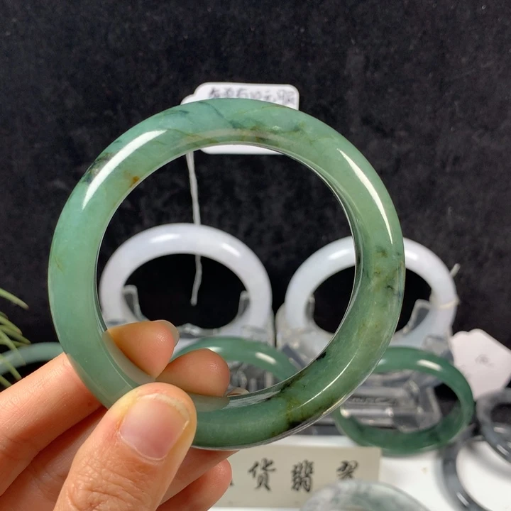 翡翠未镶嵌手镯71号。 55圈
