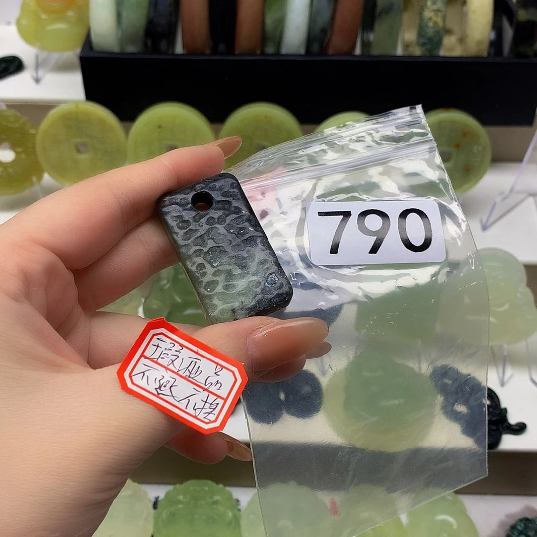 蛇纹石玉颈饰未镶嵌