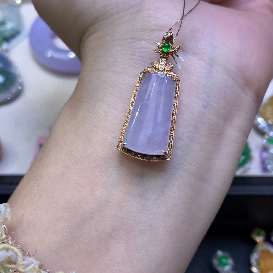 汪***间翡翠18K金镶嵌颈饰