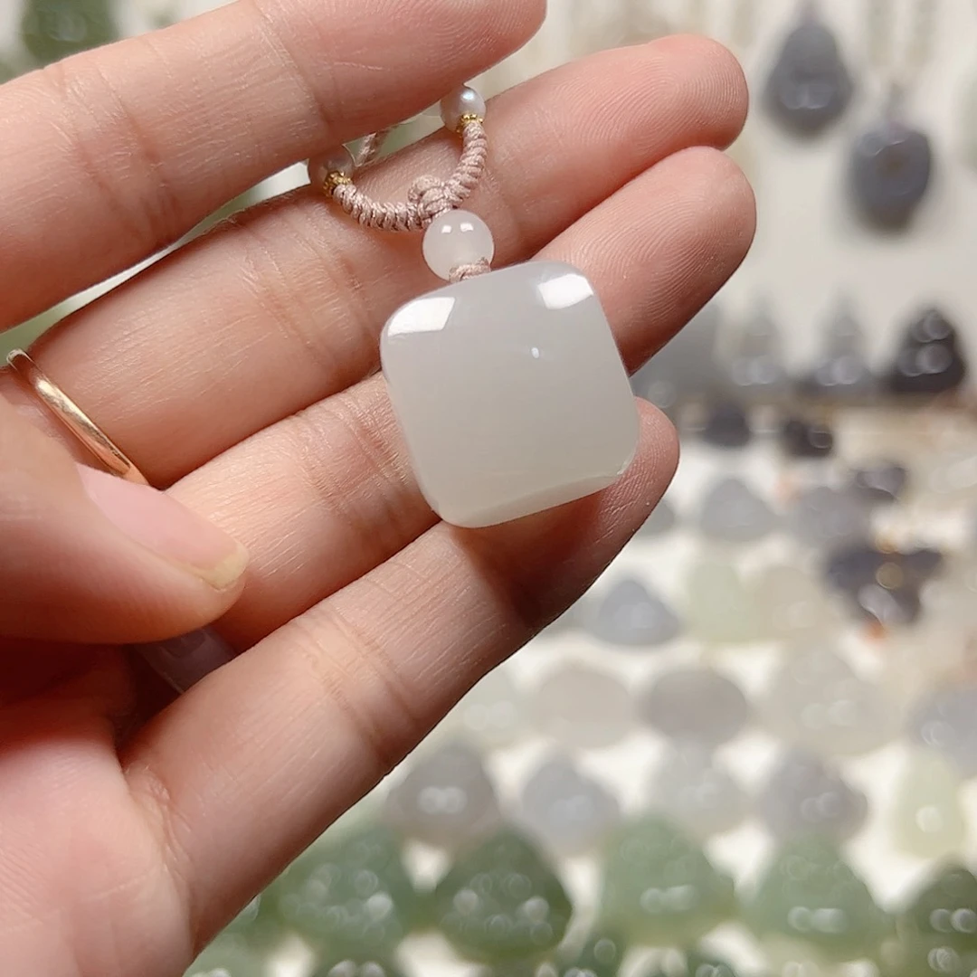 颈饰18K金镶嵌和田玉