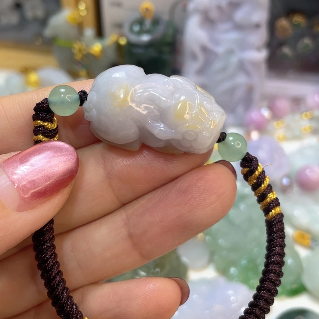 翡翠未镶嵌颈饰皮丘