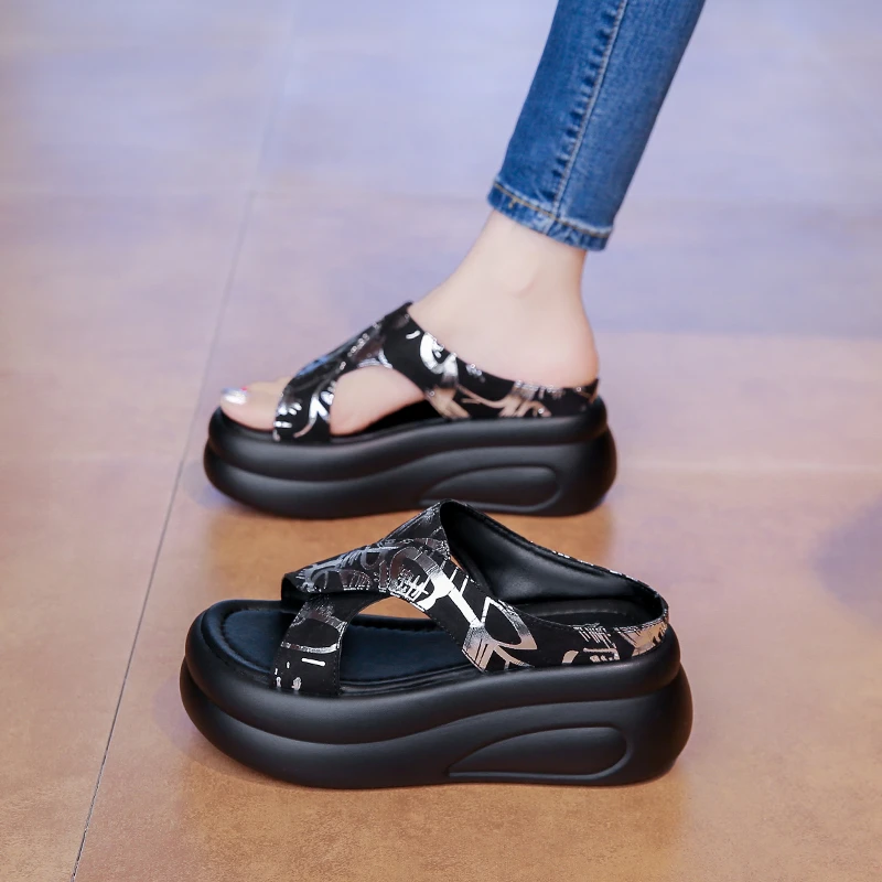 网红拖鞋女夏外穿2025新款百搭洋气搭裙子厚底增高松糕凉小码凉拖