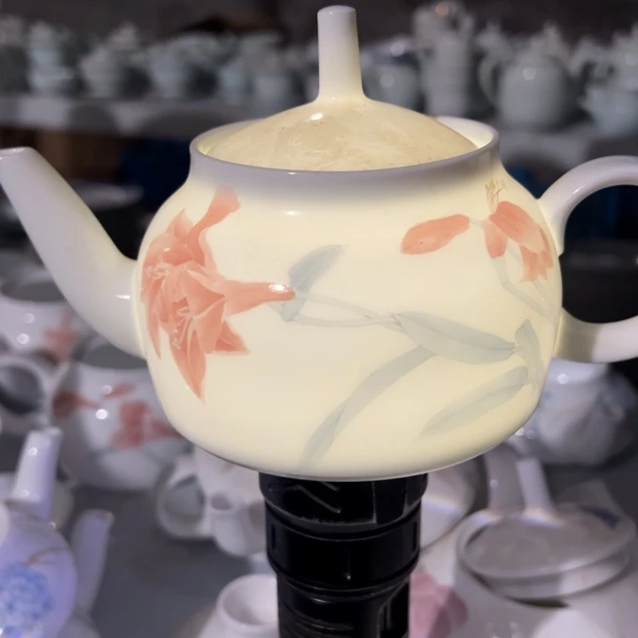 手绘大球泥茶壶一个