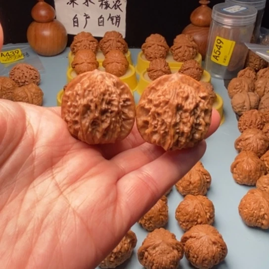 文玩核桃吊坠梨木台精对32