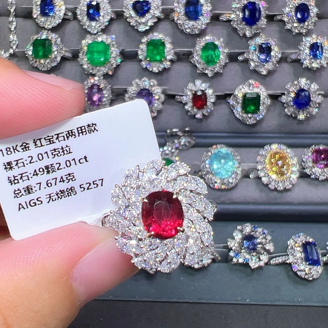 18K金镶嵌祖母绿耳饰