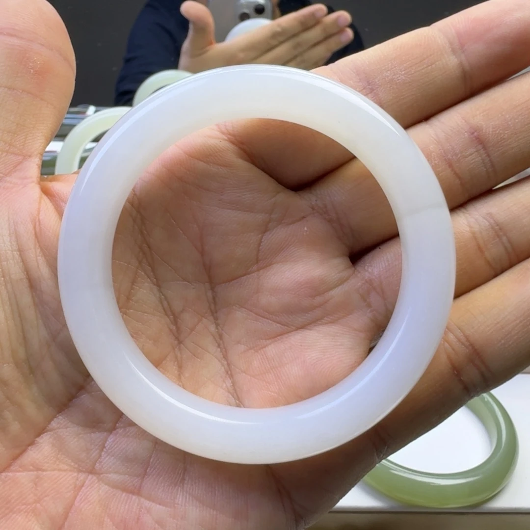 七***秒和田玉（糖玉）未镶嵌手镯