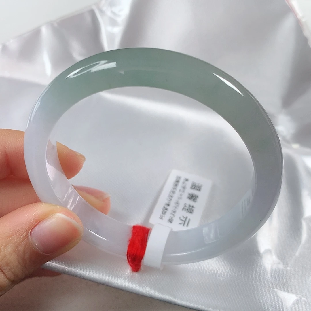 翡翠手镯未镶嵌? 正圈